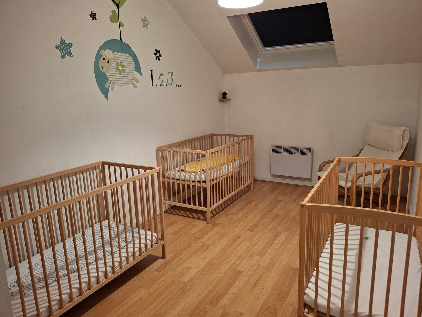Une chambre avec deux lits à barreaux
